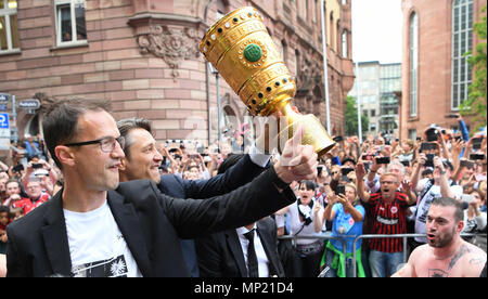 Frankfurt am Main, Deutschland. 20. Mai 2018. Fredi Bobic (L), sportlicher Leiter der Eintracht, und Trainer Niko Kovac im DFB-Pokal an die Fans bei einer autokolonne nach der Rückkehr der Eintracht Frankfurt aus Berlin. Eintracht Frankfurt gewann die DFB-Pokalspiel 3:1 am 19. Mai 2018 gegen den FC Bayern München. Foto: Arne Dedert/dpa Quelle: dpa Picture alliance/Alamy Leben Nachrichten Quelle: dpa Picture alliance/Alamy leben Nachrichten Stockfoto