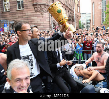 Frankfurt am Main, Deutschland. 20. Mai 2018. Fredi Bobic (L), sportlicher Leiter der Eintracht, und Trainer Niko Kovac im DFB-Pokal an die Fans bei einer autokolonne nach der Rückkehr der Eintracht Frankfurt aus Berlin. Eintracht Frankfurt gewann die DFB-Pokalspiel 3:1 am 19. Mai 2018 gegen den FC Bayern München. Foto: Arne Dedert/dpa Quelle: dpa Picture alliance/Alamy Leben Nachrichten Quelle: dpa Picture alliance/Alamy leben Nachrichten Stockfoto