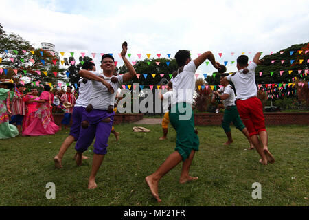 Manila, Philippinen. 20. Mai 2018. Tänzer gesehen, die philippinische Tänze während des Festivals. Der Abteilung für Tourismus hielt eine Flores de Mayo Festival im Rizal Park in Manila. Die Fiesta-themed Feier war ein Schaufenster der Philippinischen Spiele und einheimischen Tänze rund um den Nationalpark durchgeführt, Sonntag Nachmittag. Credit: SOPA Images Limited/Alamy leben Nachrichten Stockfoto