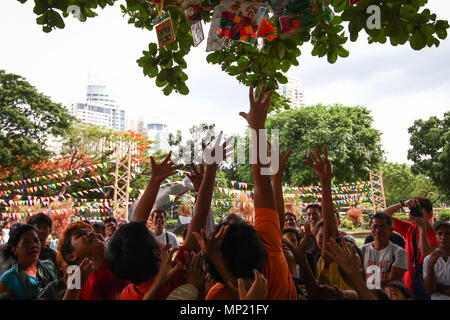 Manila, Philippinen. 20. Mai 2018. Philippinische Kinder beteiligen sich an Spiele am Rizal Park statt. Der Abteilung für Tourismus hielt eine Flores de Mayo Festival im Rizal Park in Manila. Die Fiesta-themed Feier war ein Schaufenster der Philippinischen Spiele und einheimischen Tänze rund um den Nationalpark durchgeführt, Sonntag Nachmittag. Credit: SOPA Images Limited/Alamy leben Nachrichten Stockfoto