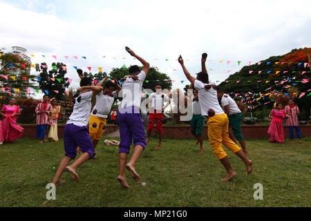 Manila, Philippinen. 20. Mai 2018. Tänzer gesehen, die philippinische Tänze während des Festivals. Der Abteilung für Tourismus hielt eine Flores de Mayo Festival im Rizal Park in Manila. Die Fiesta-themed Feier war ein Schaufenster der Philippinischen Spiele und einheimischen Tänze rund um den Nationalpark durchgeführt, Sonntag Nachmittag. Credit: SOPA Images Limited/Alamy leben Nachrichten Stockfoto