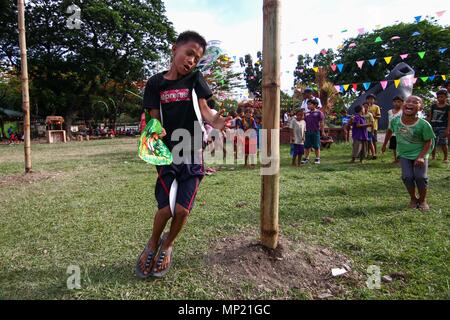 Manila, Philippinen. 20. Mai 2018. Philippinische Kinder beteiligen sich an Spiele am Rizal Park statt. Der Abteilung für Tourismus hielt eine Flores de Mayo Festival im Rizal Park in Manila. Die Fiesta-themed Feier war ein Schaufenster der Philippinischen Spiele und einheimischen Tänze rund um den Nationalpark durchgeführt, Sonntag Nachmittag. Credit: SOPA Images Limited/Alamy leben Nachrichten Stockfoto