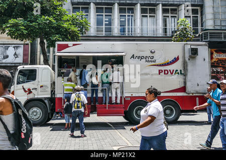 Caracas, Venezuela. 20. Mai 2018. Leute gesehen die Abstimmung in einem mobilen Wahllokale. Die Präsidentschaftswahlen durch die Konstituierende Versammlung aufgerufen wurden, ruhig in Venezuela durchgeführt. Nur wenige Menschen teilgenommen und Regierung Punkte wurden gesehen, rote Punkte genannt, am Rande der Wahllokalen, dass soziale Unterstützung Dokument zur Identifizierung der Regierung bekannt als Chevalier de la Patria (das Land Karte), in denen Sie angeben, dass Sie bereits für die Maduro gestimmt hatte gefordert. Credit: SOPA Images Limited/Alamy leben Nachrichten Stockfoto