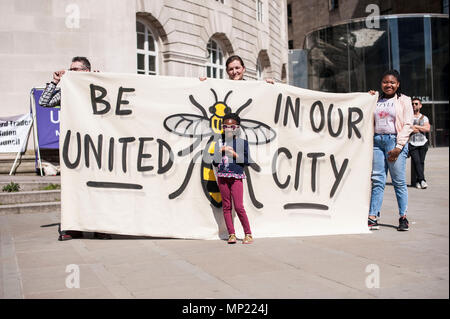 Manchester, Großbritannien. 19. Mai 2018. Die Demonstranten versammeln sich auf St Peters Square in Manchester als Teil der UAF Rally und vor der FLA rally März. Gegen Rassismus protestieren gegen die Fußball-Jungs Association Rally in Castlefield Arena in Manchester Unite fast ein Jahr nach der Manchester Arena Bombe. Credit: SOPA Images Limited/Alamy leben Nachrichten Stockfoto