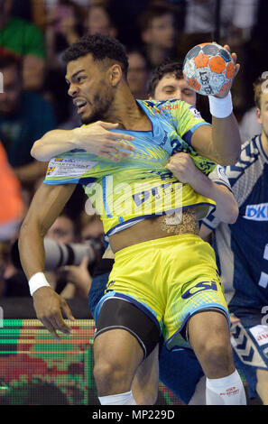 Magdeburg, Deutschland. 20. Mai 2018. Handball, EHF Cup Finale, Saint-Raphael Var vs Fuechse Berlin an der GETEC Arena. Saint Raphael Adrien Dipanda (L) wird angegriffen von der Berliner Kevin Struck (R). Foto: Jan Kuppert/dpa-Zentralbild/dpa Quelle: dpa Picture alliance/Alamy leben Nachrichten Stockfoto