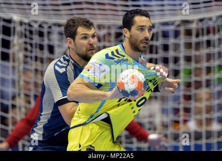 Magdeburg, Deutschland. 20. Mai 2018. Handball, EHF Cup Finale, Saint-Raphael Var vs Fuechse Berlin an der GETEC Arena. Saint Raphael Aurelien Abily (R) wird angegriffen von der Berliner Jakov Gojun (L). Foto: Jan Kuppert/dpa Quelle: dpa Picture alliance/Alamy leben Nachrichten Stockfoto