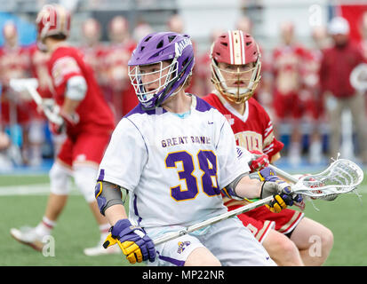 Uniondale, New York, USA. 19 Mai, 2018. Sean Eccles (Nr. 38) sieht für eine Öffnung als UAlbany Men's Lacrosse Niederlagen Denver 15-13 am 19. Mai im NCAA Turnier Viertelfinale. Credit: Csm/Alamy leben Nachrichten Stockfoto