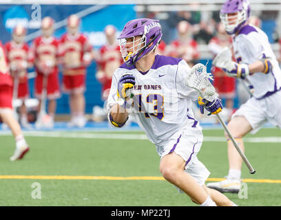 Uniondale, New York, USA. 19 Mai, 2018. Josh Egan (#43) Angriffe als UAlbany Men's Lacrosse Niederlagen Denver 15-13 am 19. Mai im NCAA Turnier Viertelfinale. Credit: Csm/Alamy leben Nachrichten Stockfoto