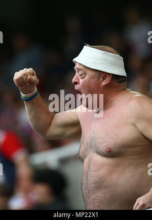 St James Park, Newcastle, UK. 20 Mai, 2018. Dacia magische Wochenende im Rugby League; Hull Kingston Rovers gegen Hull FC; ein Hull Kingston Rovers Ventilator cheers sein Team Credit: Aktion plus Sport/Alamy leben Nachrichten Stockfoto