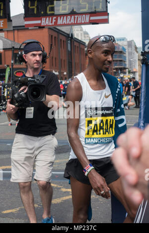 Manchester, Großbritannien, 20. Mai 2018 britischer Läufer Mo Farah gewinnt die Manchester 10k im Stil an einem warmen sonnigen Nachmittag in Großbritannien Quelle: Kelly Rann/Alamy leben Nachrichten Stockfoto