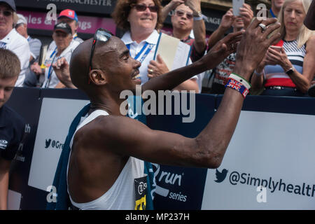 Manchester, Großbritannien, 20. Mai 2018 britischer Läufer Mo Farah gewinnt die Manchester 10k im Stil an einem warmen sonnigen Nachmittag in Großbritannien Quelle: Kelly Rann/Alamy leben Nachrichten Stockfoto