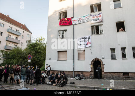 20. Mai 2018, Deutschland, Berlin: Demonstranten vor einem besetzten Haus am Bornsdorfer Straße im Stadtteil Neukölln. Es gehört zu mehreren Objekten, die durch die Allianz besetzt wurden nach ihrer Aussage. Die Polizei beobachtet die Situation. Foto: Paul Zinken/dpa Stockfoto