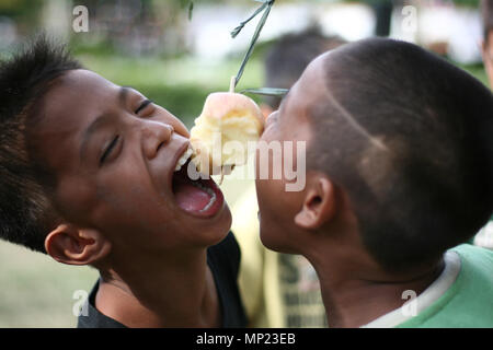 Manila, Philippinen. 20 Mai, 2018. Philippinische Kinder beteiligen sich an Spiele während Abteilung für Tourismus eine geförderte Flores de Mayo Festival im Rizal Park. Die Fiesta-themed Feier war ein Schaufenster der Philippinischen Spiele und einheimischen Tänze rund um den Nationalpark durchgeführt, Sonntag Nachmittag. Credit: J Gerard Seguia/ZUMA Draht/Alamy leben Nachrichten Stockfoto