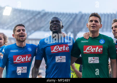 Neapel, Kampanien, Italien. 20 Mai, 2018. Das Team des SSC Napoli grüße die Fans nach dem Spiel zwischen SSC Napoli und FC Crotone in San Paolo Stadions. Credit: Ernesto Vicinanza/SOPA Images/ZUMA Draht/Alamy leben Nachrichten Stockfoto