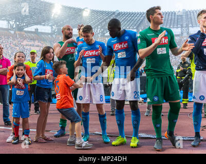 Neapel, Kampanien, Italien. 20 Mai, 2018. Das Team des SSC Napoli grüße die Fans nach dem Spiel zwischen SSC Napoli und FC Crotone in San Paolo Stadions. Credit: Ernesto Vicinanza/SOPA Images/ZUMA Draht/Alamy leben Nachrichten Stockfoto