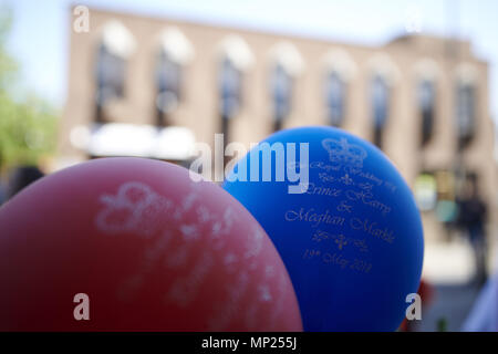 Windsor, Großbritannien. 20 Mai, 2018. Atmosphäre, Lüfter, Fahnen mit Harry und Meghan Bilder geradeaus die königliche Hochzeit von Prinz Harry und Meghan Markle am 19. Mai 2018 in Windsor, Berkshire, Vereinigtes Königreich Quelle: Jack Abuin/ZUMA Draht/Alamy leben Nachrichten Stockfoto
