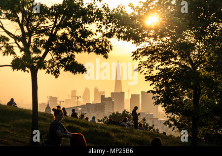 London, Großbritannien. 20 Mai, 2018. UK Wetter: Sonnenuntergang über der Stadt mit dem Shard Hochhaus Gebäude in der Ansicht als von der Oberseite der Greenwich Park gesehen. Credit: Guy Corbishley/Alamy leben Nachrichten Stockfoto