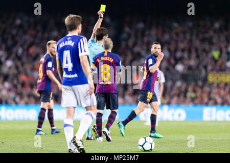 Spanien - 20. Mai: Der Schiedsrichter zeigt die gelbe Karte toFC Barcelona defender Jordi Alba (18) Während des Spiels zwischen dem FC Barcelona gegen Real Sociedad für die Runde 38 der Liga Santander, im Camp Nou Stadion am 20. Mai 2018 in Barcelona, Spanien gespielt. (Credit: Mikel Trigueros/Urbanandsport/Cordon Cordon Drücken Drücken) Stockfoto