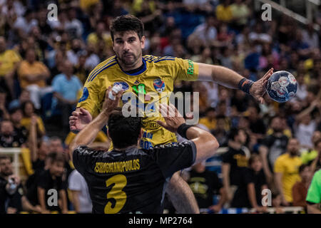 Athen, Griechenland. 20 Mai, 2018. AHC Potaissa Werk Turda von Cristian Adomnicai (Zurück) konkurriert während der Männer EHF Challenge Cup Finale zwischen A.E.K. Athen und AHC Potaissa Werk Turda in Athen, Griechenland, 20. Mai 2018. Credit: Panagiotis Moschandreou/Xinhua/Alamy leben Nachrichten Stockfoto