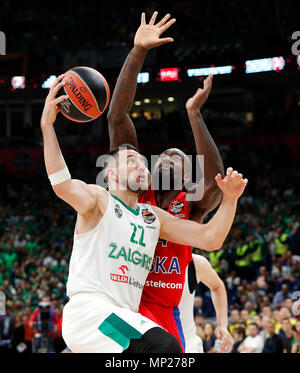 Belgrad. 20 Mai, 2018. Zalgiris' Vasilije Micic (L) Mias mit CSKA Moskau Othello Jäger während der euroleague Final 4 Basketball Spiel in Belgrad, Serbien am 20. Mai 2018. Zalgiris gewann das Match 79-77 und behauptet den dritten Platz. Credit: Predrag Milosavljevic/Xinhua/Alamy leben Nachrichten Stockfoto