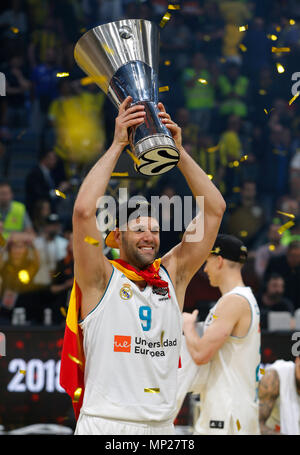 Belgrad. 20 Mai, 2018. Von Real Madrid Felipe Reyes feiert mit der Trophäe nach der Euroleague Finale der Basketball in Belgrad, Serbien am 20. Mai 2018. Real Madrid beat Fenerbahce 85-80 und behauptete den Titel. Credit: Predrag Milosavljevic/Xinhua/Alamy leben Nachrichten Stockfoto