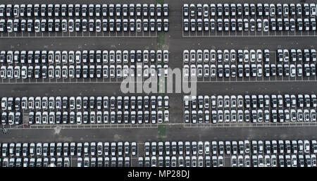 Changzh, Changzh, China. 19 Mai, 2018. Changzhou, China, 19. Mai 2018: Luftaufnahmen von Tausenden von Autos auf einem Parkplatz in Changzhou, Osten Chinas Provinz Jiangsu, 19. Mai 2018. Credit: SIPA Asien/ZUMA Draht/Alamy leben Nachrichten Stockfoto