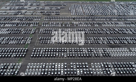 Changzh, Changzh, China. 19 Mai, 2018. Changzhou, China, 19. Mai 2018: Luftaufnahmen von Tausenden von Autos auf einem Parkplatz in Changzhou, Osten Chinas Provinz Jiangsu, 19. Mai 2018. Credit: SIPA Asien/ZUMA Draht/Alamy leben Nachrichten Stockfoto