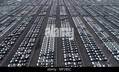 Changzh, Changzh, China. 19 Mai, 2018. Changzhou, China, 19. Mai 2018: Luftaufnahmen von Tausenden von Autos auf einem Parkplatz in Changzhou, Osten Chinas Provinz Jiangsu, 19. Mai 2018. Credit: SIPA Asien/ZUMA Draht/Alamy leben Nachrichten Stockfoto