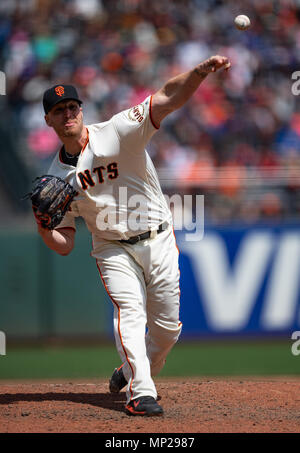 San Francisco, Kalifornien, USA. 20 Mai, 2018. Von Tommy John Chirurgie erholt, San Francisco Giants Entlastung Krug Will Smith (13), wirft bei einem MLB Baseball Spiel zwischen der Colorado Rockies und die San Francisco Giants bei AT&T Park in San Francisco, Kalifornien. Valerie Shoaps/CSM/Alamy leben Nachrichten Stockfoto