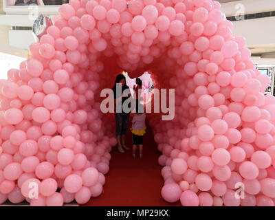 Nanjing, Nanjing, China. 18 Mai, 2018. Nanjing, China, 18. Mai 2018: Der "Tunnel der Liebe" aus mehr als 30.000 Luftballons können an einem Einkaufszentrum in Nanjing gesehen werden, der ostchinesischen Provinz Jiangsu, Mai 18., 2018. Credit: SIPA Asien/ZUMA Draht/Alamy leben Nachrichten Stockfoto