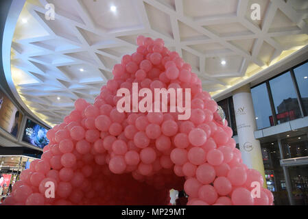 Nanjing, Nanjing, China. 18 Mai, 2018. Nanjing, China, 18. Mai 2018: Der "Tunnel der Liebe" aus mehr als 30.000 Luftballons können an einem Einkaufszentrum in Nanjing gesehen werden, der ostchinesischen Provinz Jiangsu, Mai 18., 2018. Credit: SIPA Asien/ZUMA Draht/Alamy leben Nachrichten Stockfoto