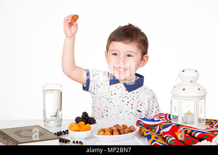 Glückliche junge muslimische Junge Holding ein Datum bereit für iftar (Frühstück) im Ramadan Stockfoto