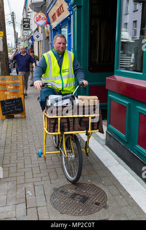 Die irische Post, Post, Postbote mit Brief und Paket mit Fahrrad, Tipperary, County Kerry, Irland Stockfoto
