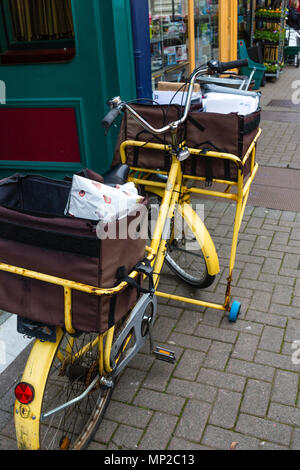 Die irische Post, Post, Postbote mit Brief und Paket mit Fahrrad, Tipperary, County Kerry, Irland Stockfoto