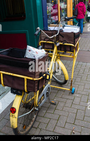 Die irische Post, Post, Postbote mit Brief und Paket mit Fahrrad, Tipperary, County Kerry, Irland Stockfoto