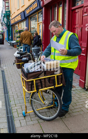 Die irische Post, Post, Postbote mit Brief und Paket mit Fahrrad, Tipperary, County Kerry, Irland Stockfoto
