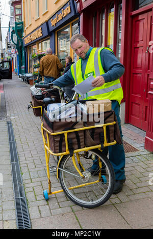Die irische Post, Post, Postbote mit Brief und Paket mit Fahrrad, Tipperary, County Kerry, Irland Stockfoto