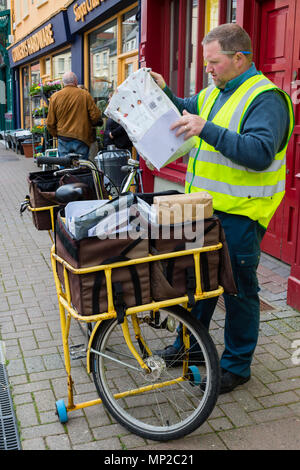 Die irische Post, Post, Postbote mit Brief und Paket mit Fahrrad, Tipperary, County Kerry, Irland Stockfoto