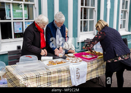 Ältere Frauen Verkauf von hausgemachten Kuchen am Kuchen Stall in Wexford County Kerry, Irland Stockfoto