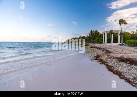 Strand an der Riviera Maya in der Nähe von Cancun und Tulum in Mexiko an einem sonnigen Nachmittag Stockfoto