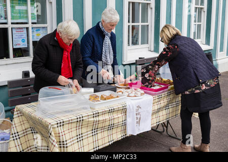 Ältere Frauen Verkauf von hausgemachten Kuchen am Kuchen Stall in Wexford County Kerry, Irland Stockfoto