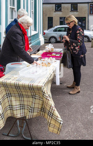 Ältere Frauen Verkauf von hausgemachten Kuchen am Kuchen Stall in Wexford County Kerry, Irland Stockfoto