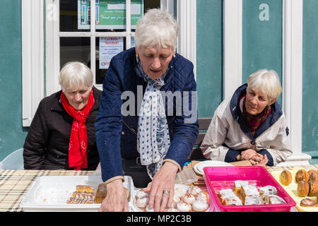 Ältere Frauen Verkauf von hausgemachten Kuchen am Kuchen Stall in Wexford County Kerry, Irland Stockfoto