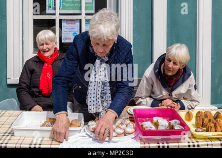 Ältere Frauen Verkauf von hausgemachten Kuchen am Kuchen Stall in Wexford County Kerry, Irland Stockfoto