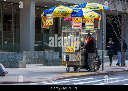 New York, USA - 31. März 2018: Der Mann, der den Verkauf Straße essen und Freiheitsgraden in Midtown Manhattan in New York City an einem sonnigen Tag Stockfoto