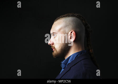 Mann mit Dreadlocks, sieht aus wie ein Wikinger, Irokesen Haarschnitt Stockfoto