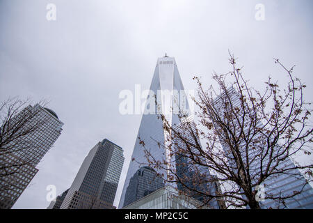 New York, USA - 30. März 2018: Moderne Gebäude des World Trade Center wie an einem bewölkten Tag von der Innenstadt von New York gesehen Stockfoto