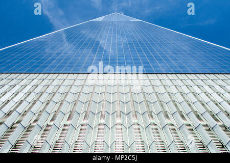 New York, USA - 30. März 2018: Moderne Gebäude des World Trade Center wie an einem sonnigen Tag von der Innenstadt von New York gesehen Stockfoto