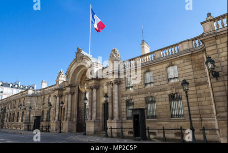 Blick auf Eingang Tor der Elysee Palace von der Rue du Faubourg Saint-Honoré. Elysee Palace - offizielle Residenz des Präsidenten der Französischen Republik s Stockfoto