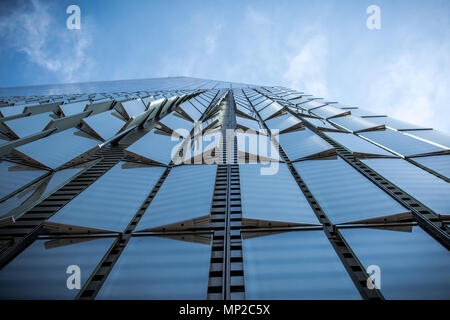 New York, USA - 30. März 2018: Moderne Gebäude des World Trade Center wie an einem sonnigen Tag von der Innenstadt von New York gesehen Stockfoto